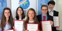 Schüleraustausch mit Stipendium: Stipendiaten mit Urkunden (Foto: Stiftung Völkerverständigung) Schüleraustausch mit Stipendium: Stipendiaten mit Urkunden (Foto: Stiftung Völkerverständigung)