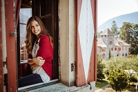 Frau genießt den Ausblick (c) Tobias Müller (Castel Rundegg)