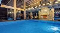 Neuer Indoor-Pool samt Panorama-Lounge (INNs HOLZ Natur- & Vitalhotel und Chaletdorf Böhmerwald) Neuer Indoor-Pool samt Panorama-Lounge (INNs HOLZ Natur- & Vitalhotel und Chaletdorf Böhmerwald)