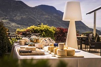Buffet auf Terrasse mit Berghintergrund im Sommer (Hotel Ansitz Golserhof)