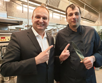 (v.l.): Direktor Christian Schmidt mit Küchenchef Benjamin Muallem-Herbertz Bild: Holiday Inn Lübeck (v.l.): Direktor Christian Schmidt mit Küchenchef Benjamin Muallem-Herbertz Bild: Holiday Inn Lübeck