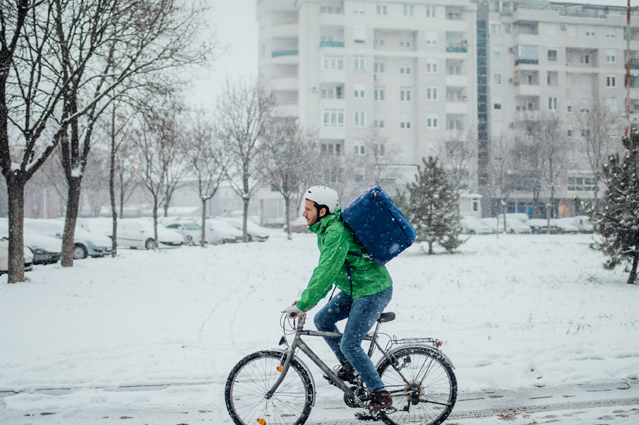 Wer trotz Schmuddelwetter mit Fahrrad oder E-Scooter unterwegs ist, sollte die Fahrweise anpassen. ( Wer trotz Schmuddelwetter mit Fahrrad oder E-Scooter unterwegs ist, sollte die Fahrweise anpassen. (