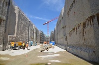 Links und rechts die zurückgefrästen Schleusenkammerwände.