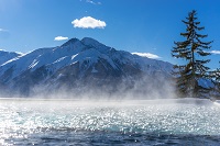 Aussenpool mit Blick auf die Berge im Winter (NIDUM)