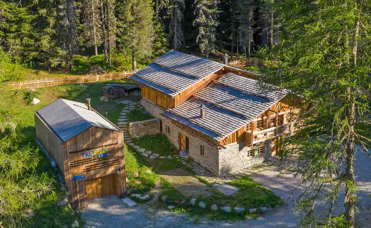 Das Knappenhaus in Prettau-Kasern; die Wasserstoff-Anlage befindet sich im Gebäude links.