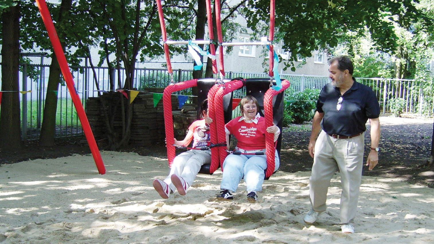 Dank barrierefreier Spielgeräte beginnt Inklusion bereits auf dem Spielplatz.