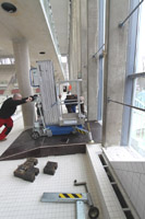Mit einem speziell angefertigten Podest überbrückt der Personenlift von System Lift die Kante vor de Mit einem speziell angefertigten Podest überbrückt der Personenlift von System Lift die Kante vor de