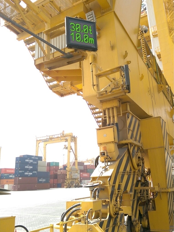 Hafenkran mit verbauter Microsyst Offshore-Anzeige (Bildquelle: @microSYST Systemelectronic GmbH) Hafenkran mit verbauter Microsyst Offshore-Anzeige (Bildquelle: @microSYST Systemelectronic GmbH)