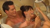 Genießen Sie ein Glas Sekt in der Wanne
