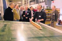Ralph Becken stellt den Mitgliedern der Steinburger Wirtschaftsförderung die Fertigungslinie vor.