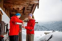 Teepause bei einer Berghütte während einer Wintertour (c) Andreas Plenk (Ruhpolding Tourismus GmbH)