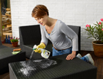 Mit dem neuen Bondex Polyrattan-Reiniger machen Loungemöbel und Co. lange Freude.                   