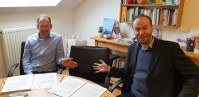 M. Holland (l.),J. Sellge: unbesetzter Stuhl symbolisiert Fachkräftemangel M. Holland (l.),J. Sellge: unbesetzter Stuhl symbolisiert Fachkräftemangel