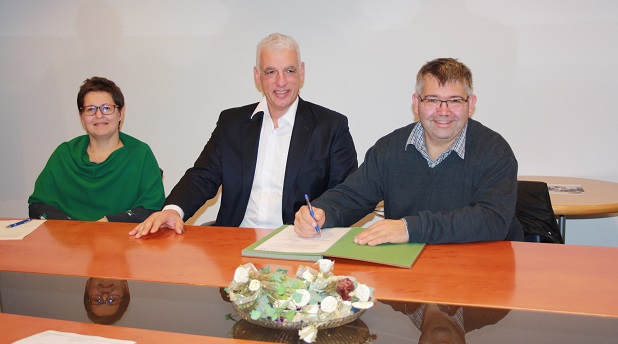 Vertragsunterzeichnung K. Schenker, F. Baer und T. Hasse Vertragsunterzeichnung K. Schenker, F. Baer und T. Hasse