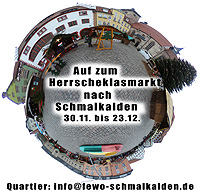 Der romantische Weihnachtsmarkt von Schmalkalden in ungewöhnlicher Panorama-Perspektive
