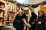 Kinder bestaunen Handwerkswaren auf dem Imster Weihnachtsmarkt (c) www.diewest.at (Imst Tourismus) Kinder bestaunen Handwerkswaren auf dem Imster Weihnachtsmarkt (c) www.diewest.at (Imst Tourismus)