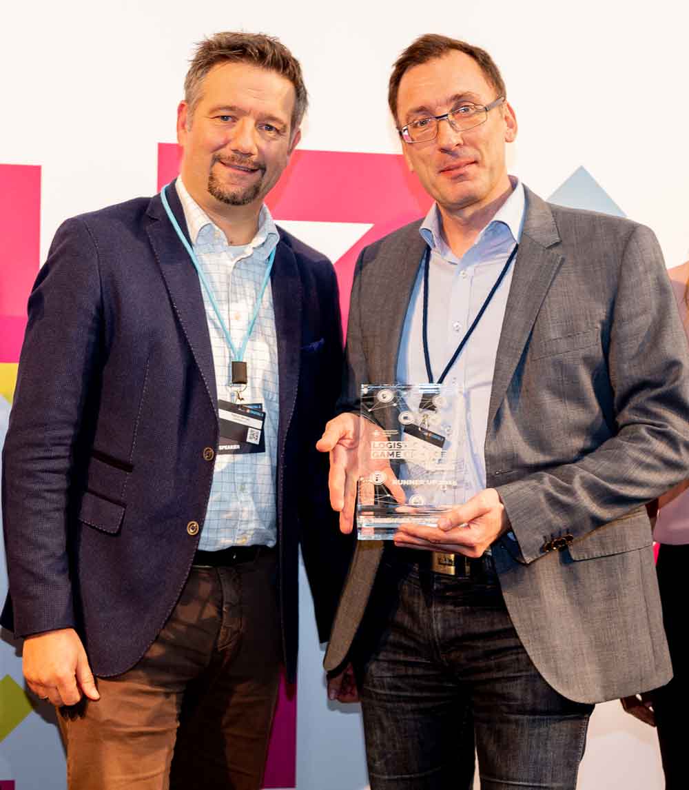 Patrick Mense (l.), Loxxess, Michael Wack, IdentPro bei Preisübergabe (Bildquelle: Copyright Loxxess Patrick Mense (l.), Loxxess, Michael Wack, IdentPro bei Preisübergabe (Bildquelle: Copyright Loxxess