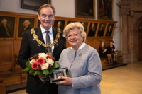 Verena von Mitschke-Collande erhält von OB Jung die Ehrenmedaille der Stadt Leipzig. (Quelle G+D)