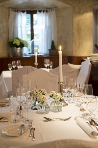 Eingedeckter Tische in der Gaststube (Posthotel Achenkirch)