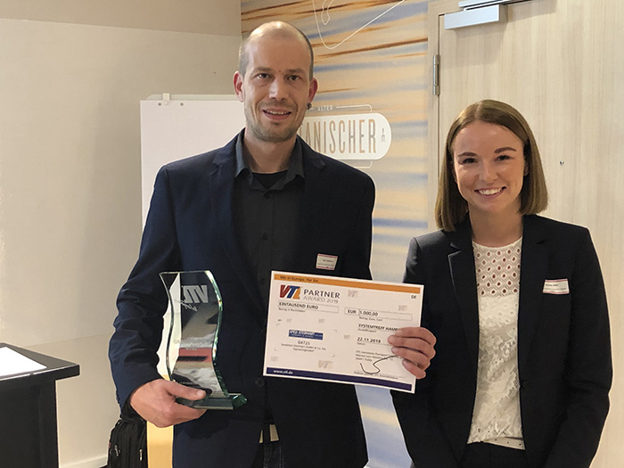 Marc Steinhart, Gewinner des VTL PartnerAWARDS?Innovation?,überreicht durch Theresa Füller, VTL. Marc Steinhart, Gewinner des VTL PartnerAWARDS?Innovation?,überreicht durch Theresa Füller, VTL.