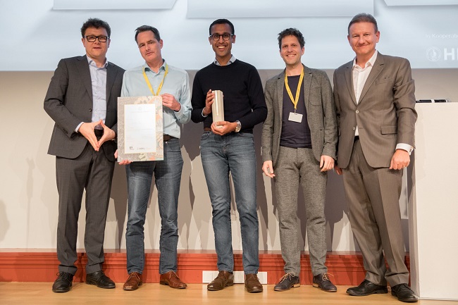 iuvando Health nimmt den EY Public Value Award entgegen. (Bildquelle: PK Fotografie, Leipzig) iuvando Health nimmt den EY Public Value Award entgegen. (Bildquelle: PK Fotografie, Leipzig)