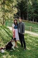 Gastgeber Marilena und Ueli mit Haushund Lenny (Wanderhotel Vinschgerhof)
