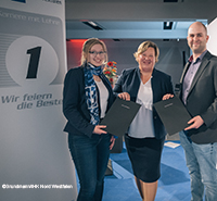 Zwei Azubis der nicos AG wurden für Ihre Bestnote geehrt (Foto:Grundmann/IHK Nord Westfalen)