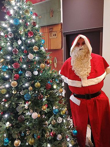 Der Weihnachtsmann zu Besuch im ibis Hamburg Alsterring Der Weihnachtsmann zu Besuch im ibis Hamburg Alsterring