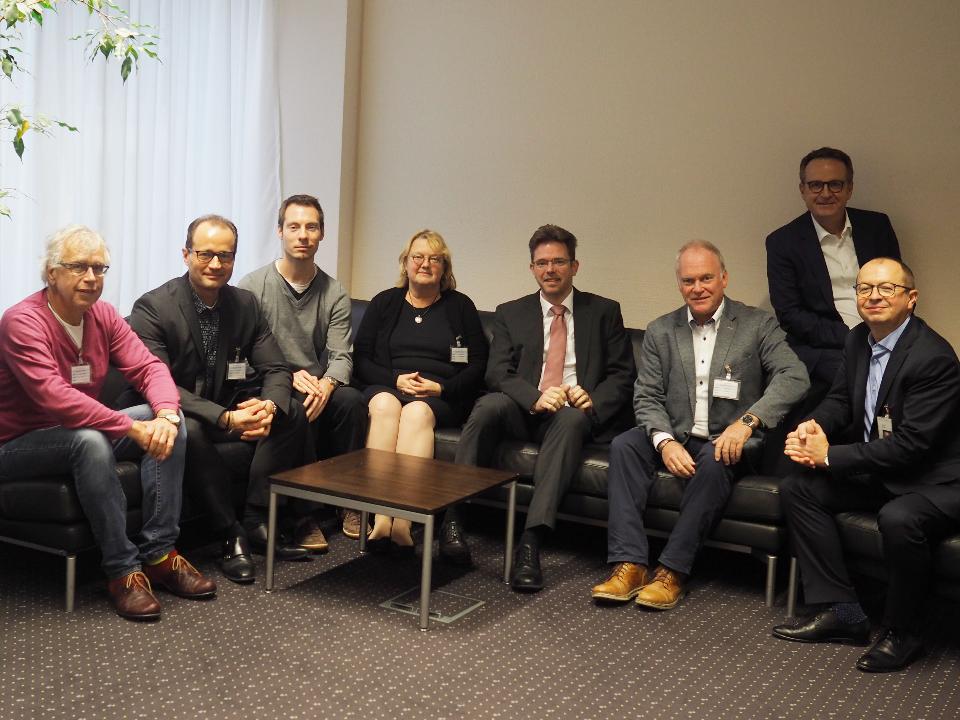 Jury v.l.n.r: Hr. Kouba, Dr. Elste, Dr. Borst, Fr. Küng, Hr. Fuchs, Hr. Ries, Hr. Franke, Hr. Plinta Jury v.l.n.r: Hr. Kouba, Dr. Elste, Dr. Borst, Fr. Küng, Hr. Fuchs, Hr. Ries, Hr. Franke, Hr. Plinta
