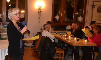 Dekanin Barbara Kohlstruck beim gemeinsamen Singen bekannter Weihnachtlieder. Foto: Franz Motzko