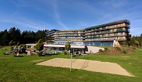 Blick auf die Außenanlage des Hotels (AVIVA)
