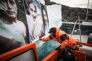 Analog – Eskimos des Inuit-Stammes helfen beim Anbringen eines Bildes aus Ecuador in Grönland.