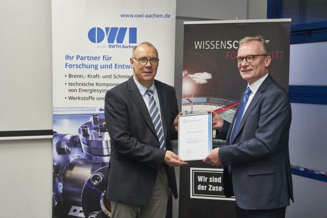 W. Plum (OWI, links) und F.-W. Bolle (Zuse) bei der Urkundenübergabe. (Bildquelle: Fabian Nawrath - 