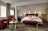 Modernes Doppelzimmer mit Wohnbereich (Hotel Gemma - Kleinwalsertal Hotels)