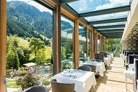 Hotelrestaurant mit Panoramafenster im Sommer (c) James Bedfort (Hotel Quelle) Hotelrestaurant mit Panoramafenster im Sommer (c) James Bedfort (Hotel Quelle)