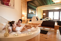 Kuscheln im Doppel-Whisperairpool in der Suite Harmonie (c) Gerhard Wolkersdorfer (Hotel Winzer)
