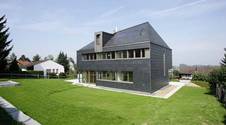 Das Haus mit seinem visionären Steildach Das Haus mit seinem visionären Steildach