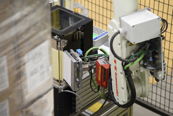 Der REA LABEL DS Durchlaufdruckspender erhöht den Automatisierungsgrad in der Produktion. Der REA LABEL DS Durchlaufdruckspender erhöht den Automatisierungsgrad in der Produktion.