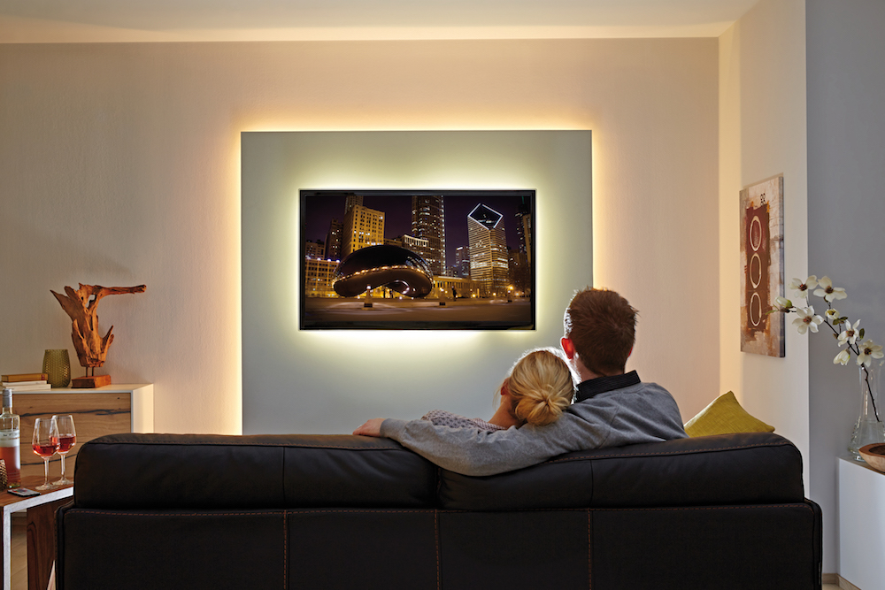 Fernsehen wird angenehmer und komfortabler, wenn der Hintergrund sanft aufgehellt ist. (Bildquelle: Fernsehen wird angenehmer und komfortabler, wenn der Hintergrund sanft aufgehellt ist. (Bildquelle: