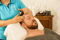 Mann genießt Gesichtsmassage (Gut Edermann)