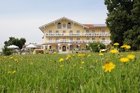 Außenansicht im Sommer (Gut Edermann)