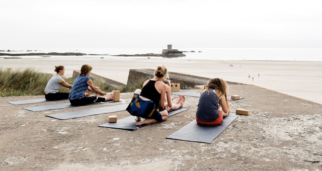 Einstige Bunker der deutschen Wehrmacht werden zur Yoga-Fläche. Foto: Visit Jersey Einstige Bunker der deutschen Wehrmacht werden zur Yoga-Fläche. Foto: Visit Jersey