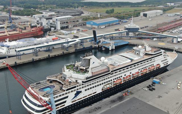 Es wird eine bessere Verknüpfung zwischen ankommenden Schiffen & dem ÖPNV geben. (© Mukran Port)