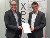 Alexander Sinner, Vorsitzender FPX, und Dr. Andreas Holm, Institutsleiter FIW, bei Unterzeichnung