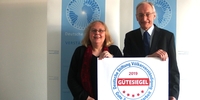 Carmen Lau und Dr. Michael Eckstein mit dem Gütesiegel für 2019 (Foto: Stiftung Völkerverständigung) Carmen Lau und Dr. Michael Eckstein mit dem Gütesiegel für 2019 (Foto: Stiftung Völkerverständigung)