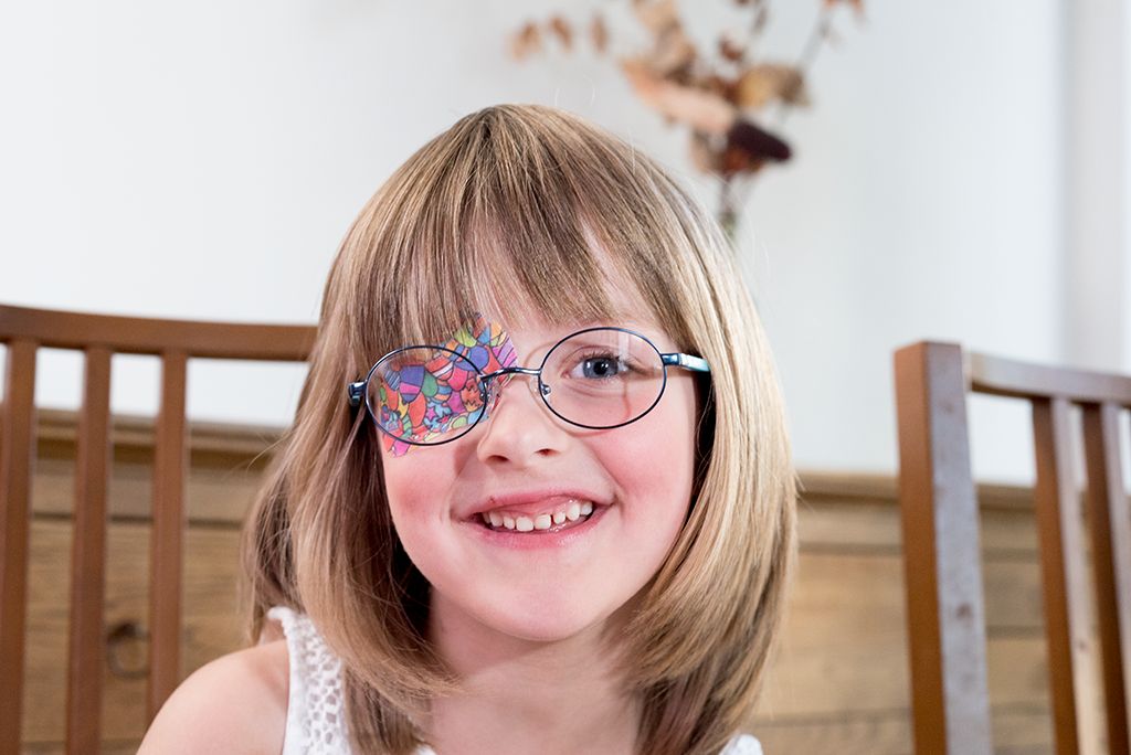 Dank der Sehschulung kann die Augenklappe oftmals früher abgelegt werden. Foto: Caterna Vision GmbH Dank der Sehschulung kann die Augenklappe oftmals früher abgelegt werden. Foto: Caterna Vision GmbH