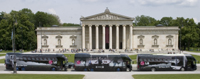 Beeindruckend: Der ADBus-Konvoi auf dem Münchener Königsplatz Beeindruckend: Der ADBus-Konvoi auf dem Münchener Königsplatz