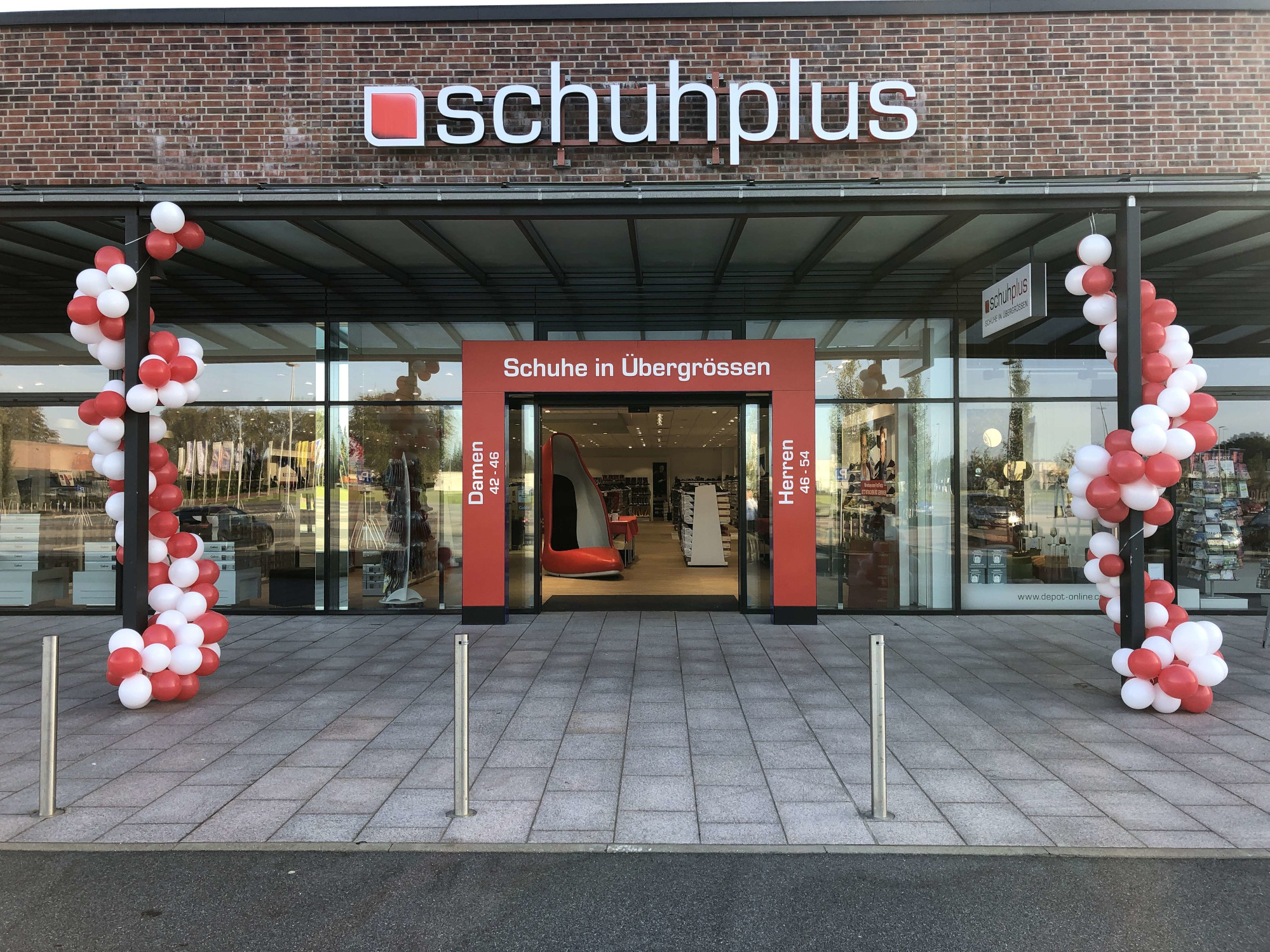 Schuhe inÜbergröße bei schuhplus in Kaltenkirchen im Ohland-Park