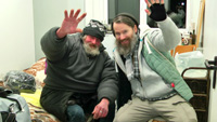 Freude über das Winterquartier - der Obdachlose Horst (62) zusammen mit Projektgründer Max Bryan Freude über das Winterquartier - der Obdachlose Horst (62) zusammen mit Projektgründer Max Bryan