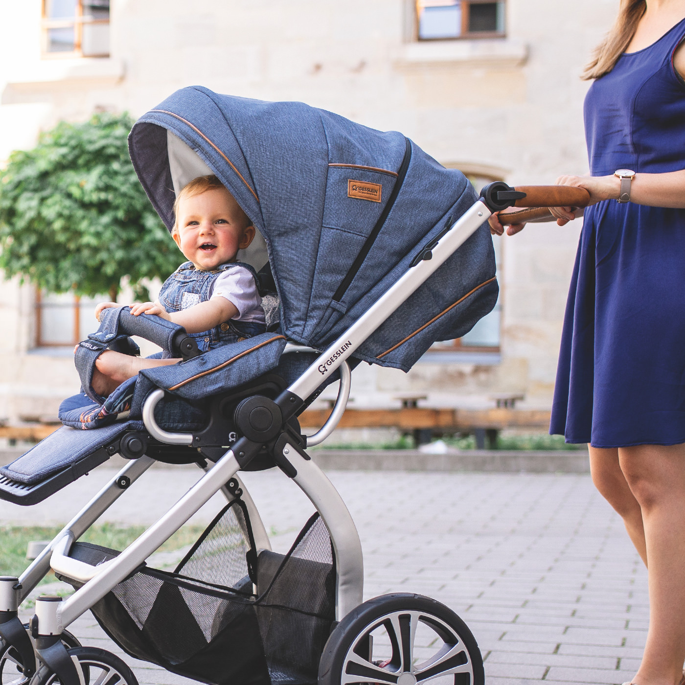 Ein echter Hingucker - der Kinderwagen FX4 Classic in der Trendfarbe Blau!